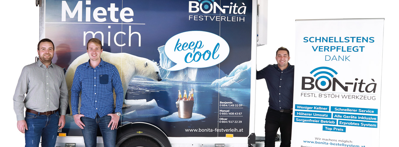 Das Team von BONita Festverleih vor dem Kühlanhänger und dem Messestand